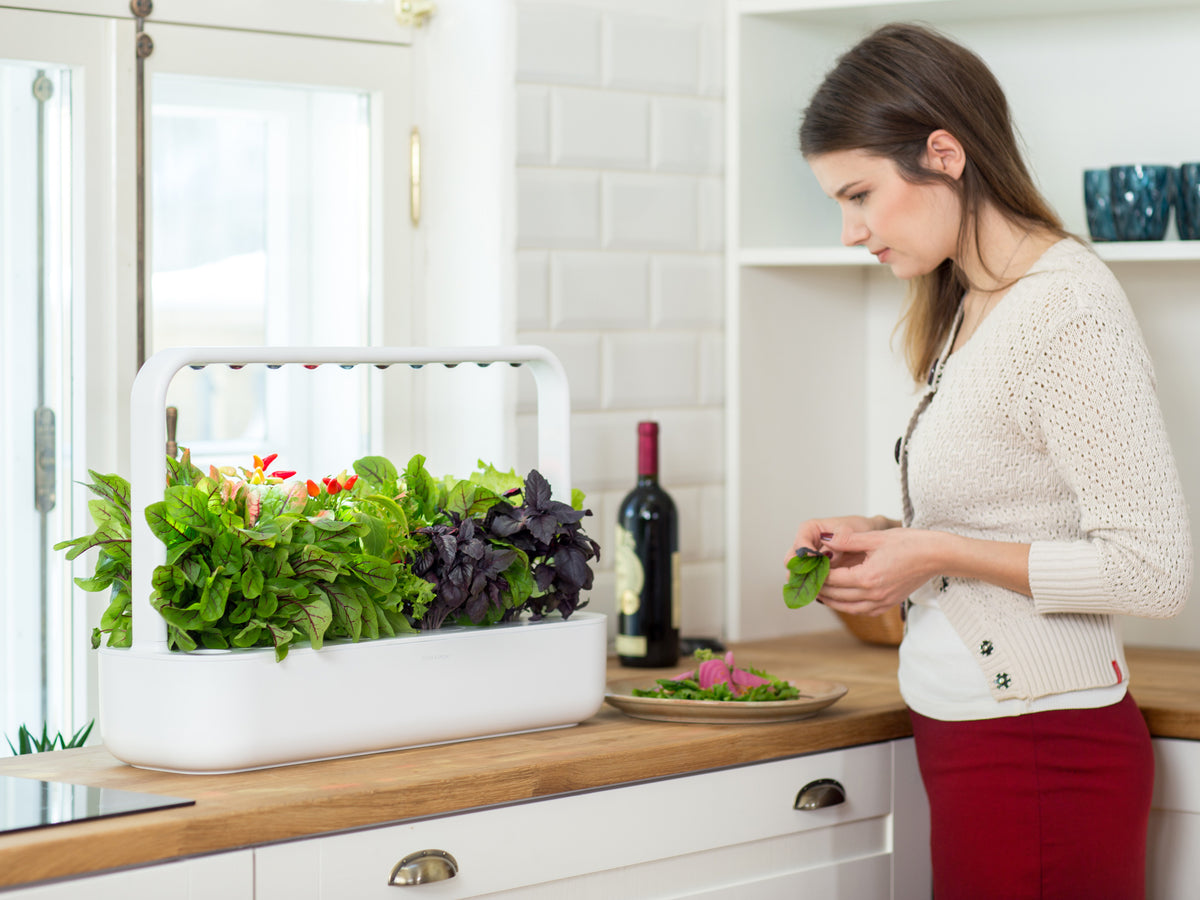 The Smart Garden 9 / Click & Grow Smart Indoor Garden - Grow plants at home.